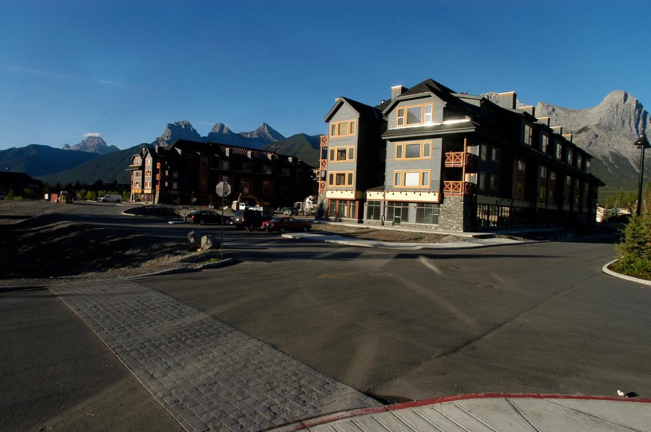 Apartment 407, Contemporary Decor Canmore Exterior photo